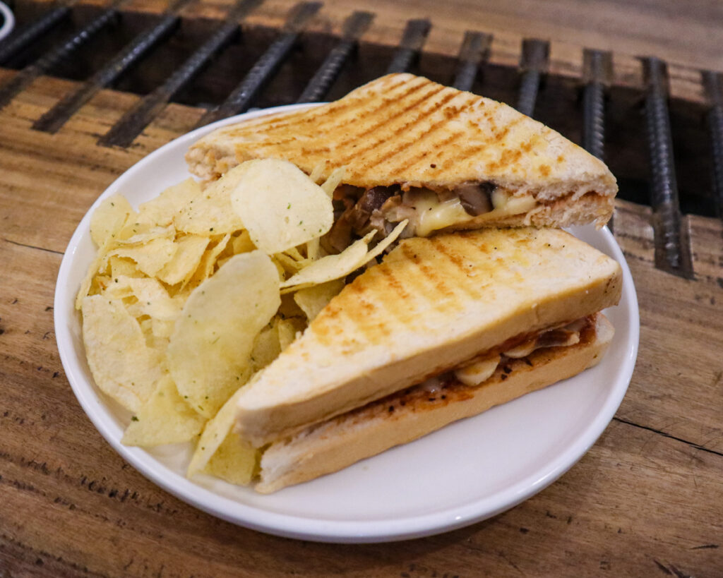 Banana Pudding and Mushroom & Cheese Sandwich by Kotetsu